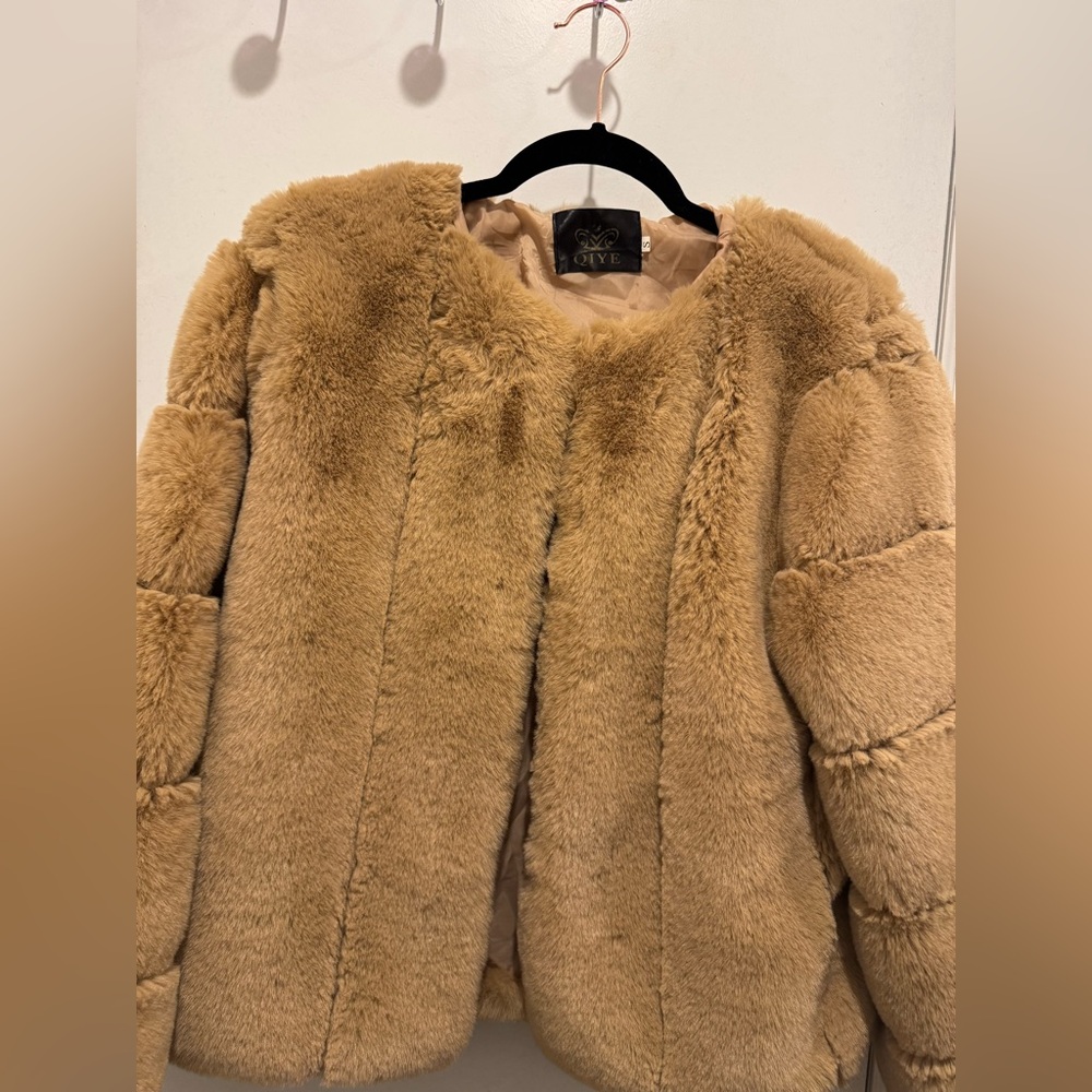 Beautiful jacket - Picture 3 of 7